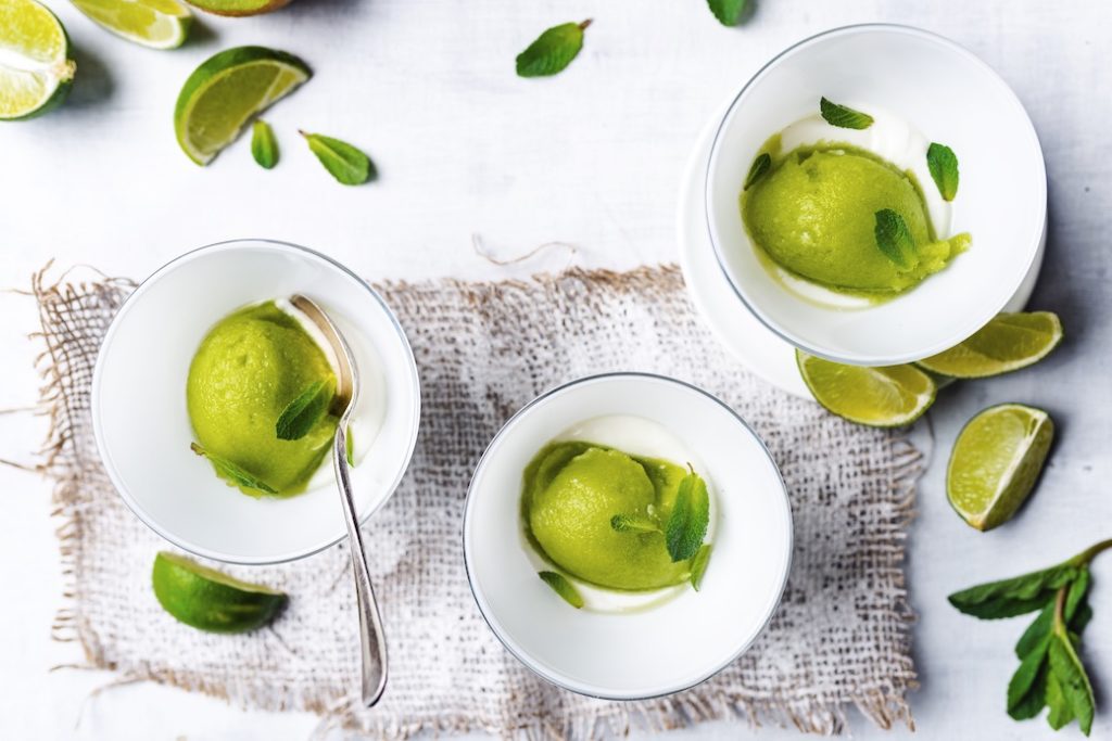 Kiwi-Sorbet mit griechischem Joghurt