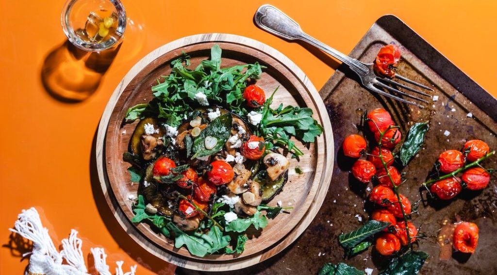 Gebratene Auberginen mit Rösttomaten, Pilzen und Ziegenkäse