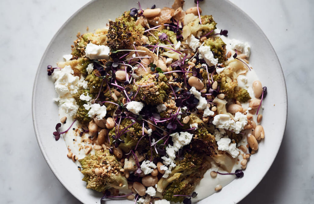 Gerösteter Romanesco-Salat auf einem Joghurt-Beet