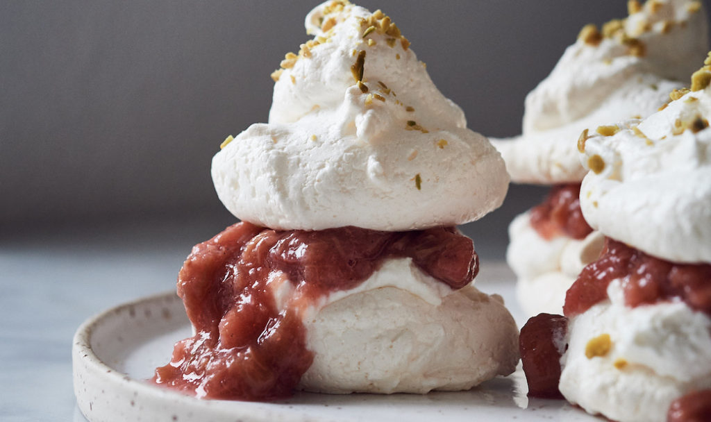 Pavlova mit Frischkäse und Rhabarber