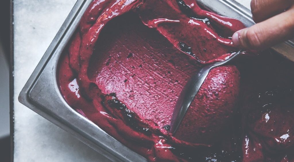 Schokoladensorbet mit schwarzen Johannisbeeren