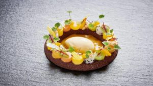 Schokoladenmousse mit Passionsfruchtsorbet und Sesam