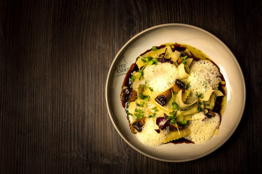 Köstliche Vorspeise: Die Ravioli mit Eierschwämmli und Lardo.