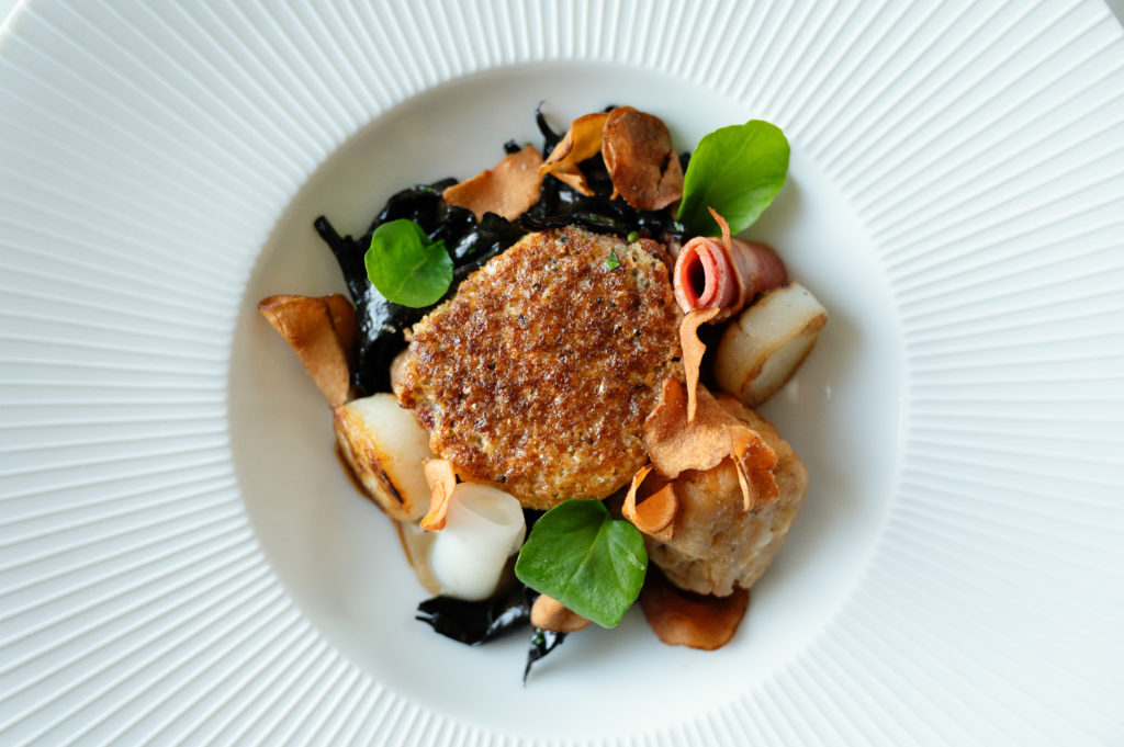 Der Hauptgang eines assergewöhnlichen Menüs: Milke und Filet vom Kalb mit Topinambur.