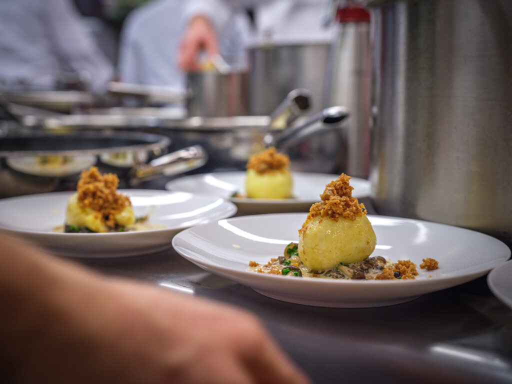 Am Posten von Tschuggen-Executive-Chef Uwe Seegert gab's mit Pilzen gefüllte Gnocchi – Soulfood der Extraklasse. (Foto: Thomas Buchwalder)