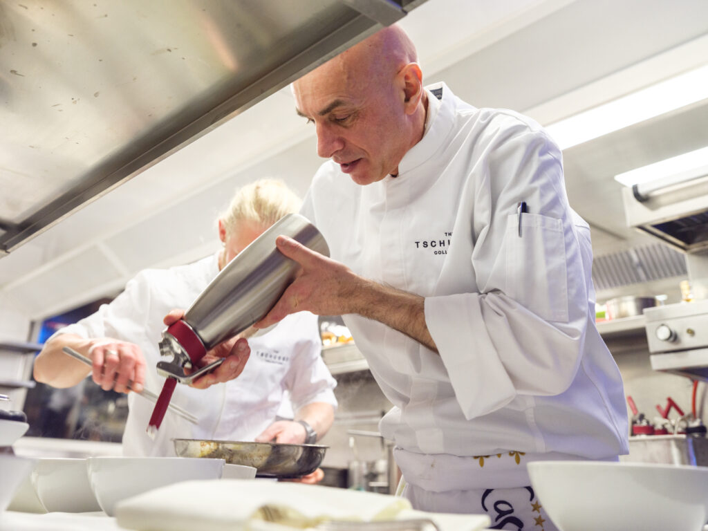 2-Sterne-Koch und Bestseller-Autor Gerhard Wieser kam aus Südtirol nach Arosa. Sein Gericht an der Kitchen Party: Lasagnetta mit Kalbfleisch und schwarzem Trüffel. (Foto: Thomas Buchwalder)