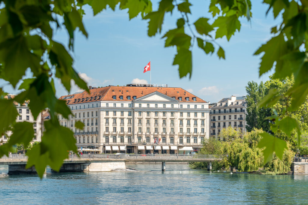 Drei Frauen und eine alte Dame