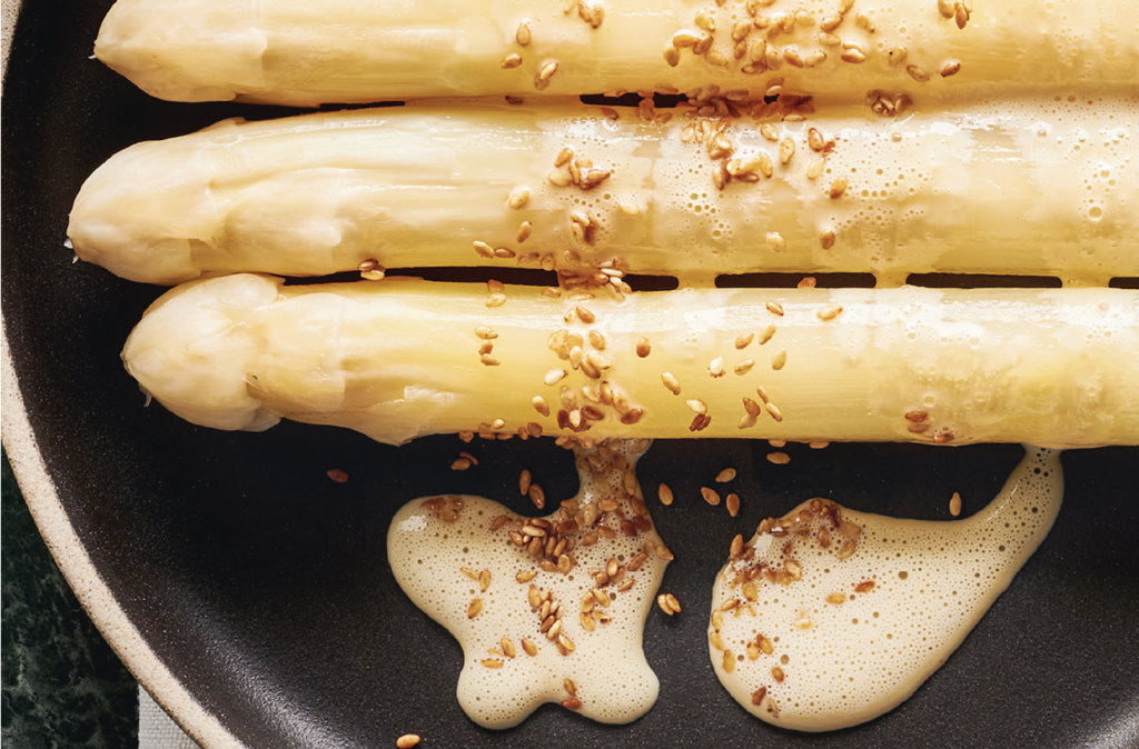 Lauwarmer Spargel mit Miso-Dressing