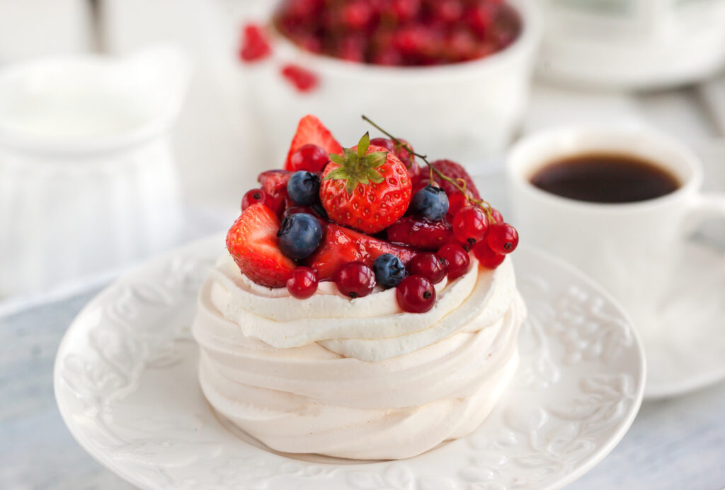 Pavlova mit frischen Beeren