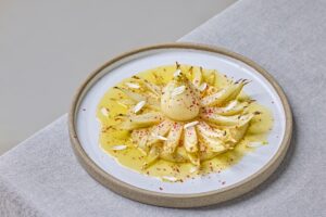 Geschmorte Zwiebelblüte auf Mandelcrème