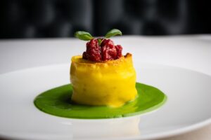 Pastarolle mit Büffelricotta – Spinat-Basilikum-Creme – konfierte Datterini-Tomaten
